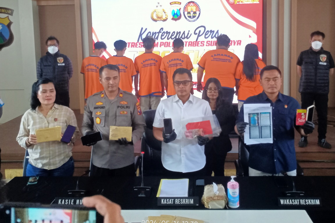 Mami Yeyen dan anak buahnya diamankan karena terlibat bisnis prostitusi online di Surabaya (SURYANTO/RADAR SURABAYA).