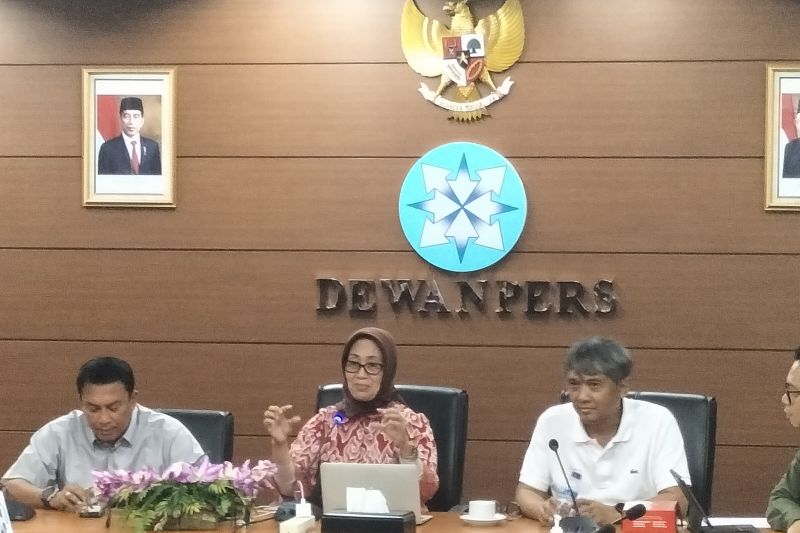 Ketua Dewan Pers Ninik Rahayu (tengah) di gedung Dewan Pers, Kebon Sirih, Jakarta Pusat, Selasa (14/5/2024).