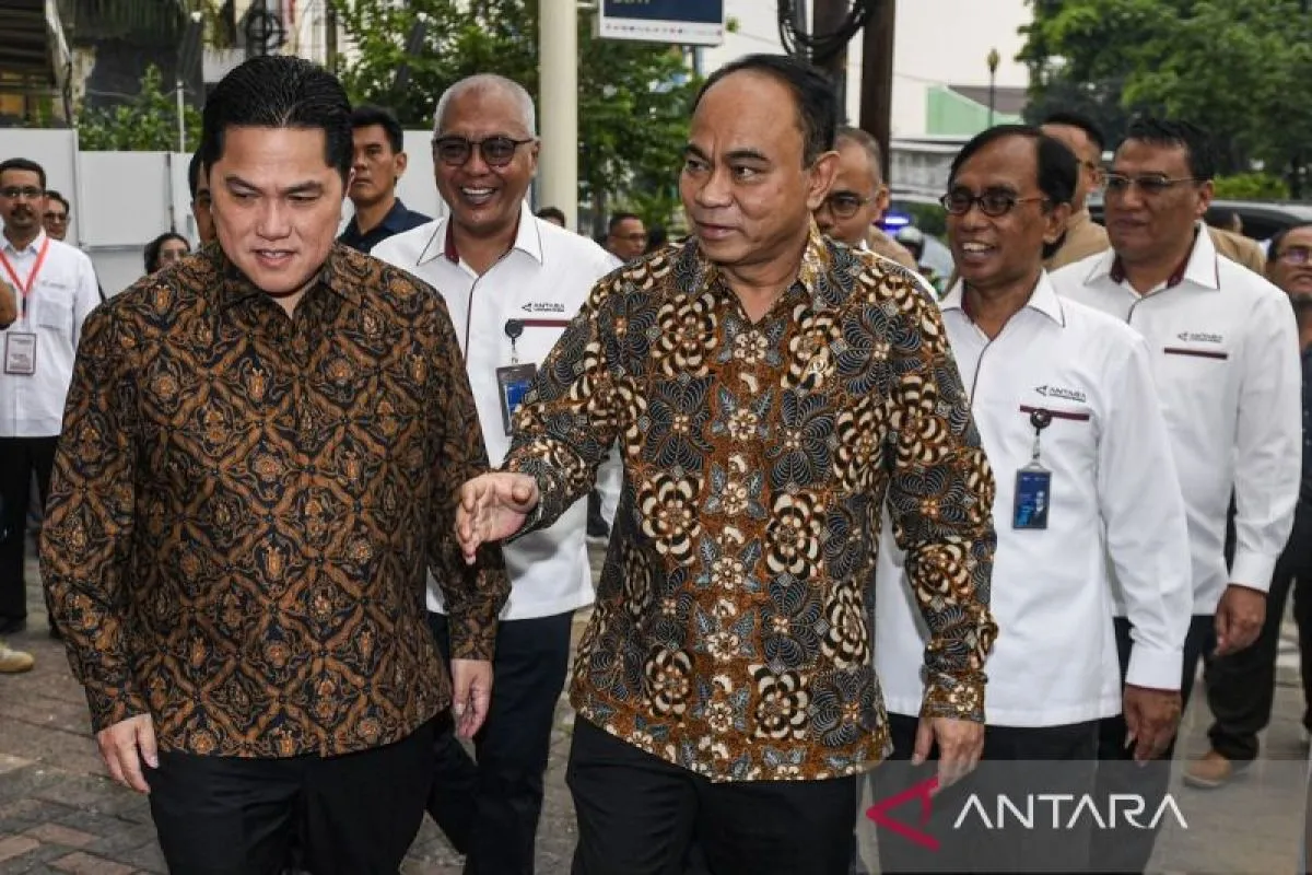 Menteri BUMN Erick Thohir (kiri) bersama Menkominfo Budi Arie Setiadi (ketiga kiri) dan para pejabat LKBN ANTARA termasuk Dirut Akhmad Munir (kedua kiri), saat meresmikan ANTARA Heritage Center.