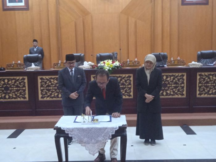 TANDA TANGAN: Suasana siding paripurna DPRD Kota Surabaya mengenai pandangan umum Fraksi Terkait Raperda Perubahan Bentuk PDAM, Selasa (14/5). (DIMAS MAHENDRA/RADAR SURABAYA)