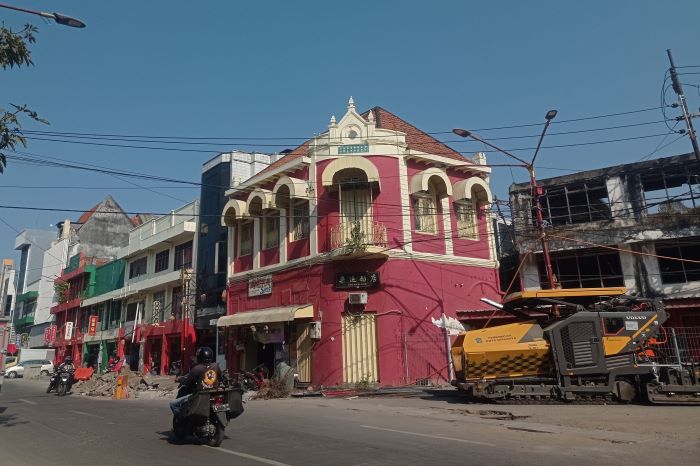 DIKEBUT: Aktivitas revitalisasi kawasan kota lama di Jalan Kembang Jepun, Surabaya, Selasa (14/5). (SURYANTO/RADAR SURABAYA)