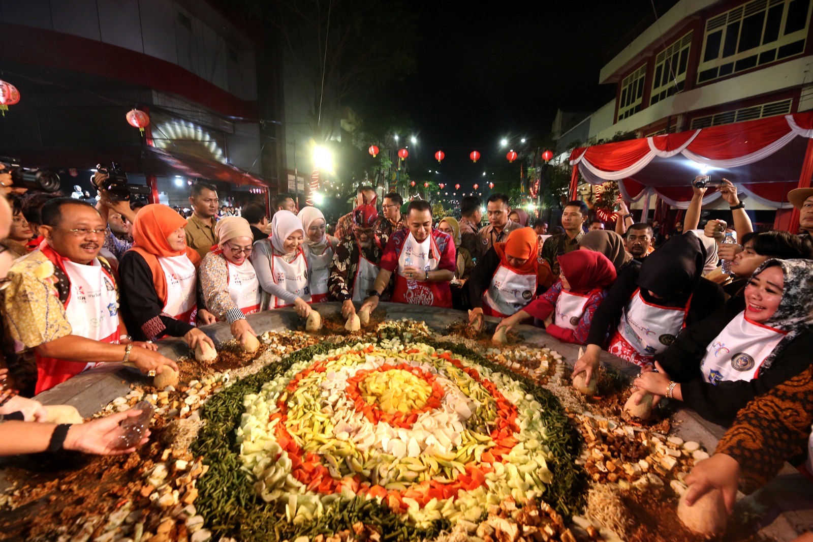 Wali Kota Surabaya Eri Cahyadi dan Wawali Armuji ikut memeriahkan Festival Rujak Uleg 2023 (DOK).