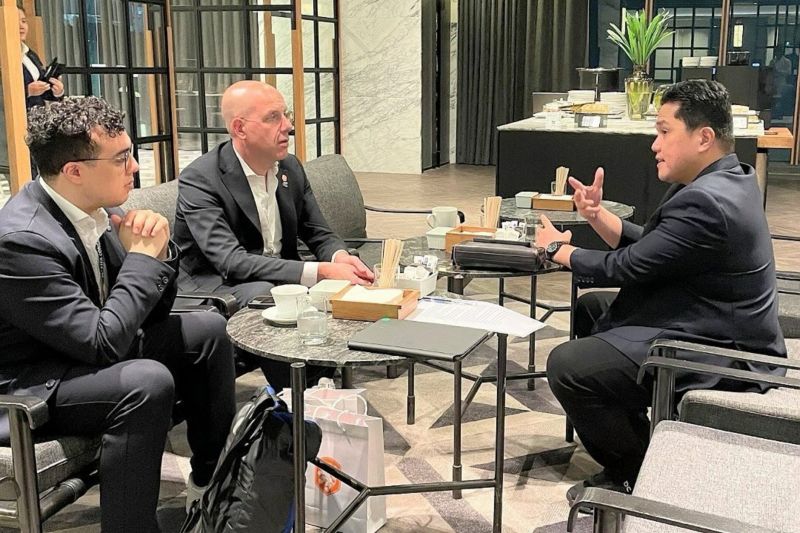 Ketua Umum PSSI Erick Thohir (kanan) saat berdiskusi dengan Sekjen KNVB Gijs de Jong terkait kerja sama pembinaan sepak bola Indonesia.