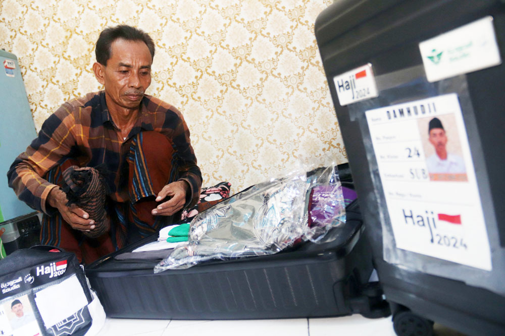 Damhudji menata perbekalannya jelang keberangkatan haji di Asrama Haji Surabaya.