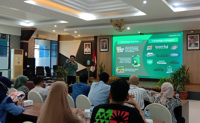 SHARING SESSION: UMKM Jatim menghadiri acara Upgrade Skill Bersama Tokopedia dan Tiktok di kantor Dinas Koperasi dan UKM Jatim, Rabu (15/5). (MUS PURMADANI/RADAR SURABAYA)