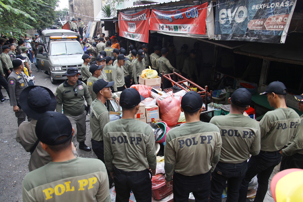 DIBONGKAR: Petugas Satpol PP Kota Surabaya menertibkan bangunan yang berdiri di tanah aset Pemkot Surabaya di kawasan Kencanasari, Surabaya, Rabu (15/5).