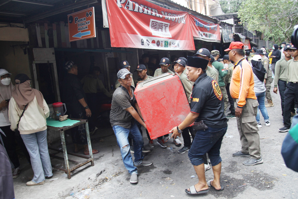 BOYONGAN: Warga mengusung barang-barangnya untuk dibawa ke Rusunawa Waru Gunung, Surabaya.