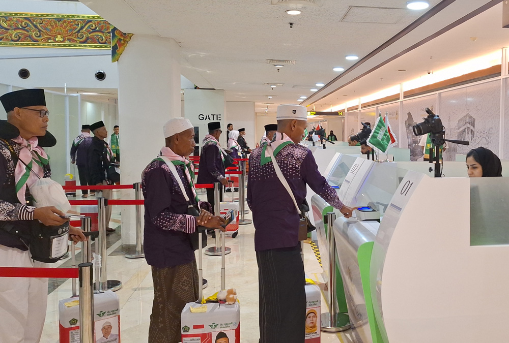 TERTIB: Calon jemaah haji (CJH) antre mendapat layanan fast track di Bandara Juanda.