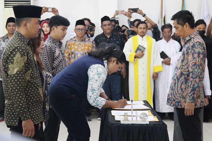 SIAP: Suasana pelantikan 155 Panitia Pemilihan Kecamatan (PPK) di kantor KPU Kota Surabaya, Kamis (16/5). (SURYANTO/RADAR SURABAYA)