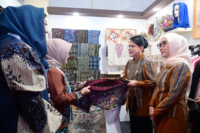 TAKJUB: Ibu Negara Iriana Jokowi (dua dari kanan) saat mengunjungi stan Jawa Timur di Expo Pelaku UMKM di Lapangan Pamedan Mangkunegaran, Surakarta. (ISTIMEWA)