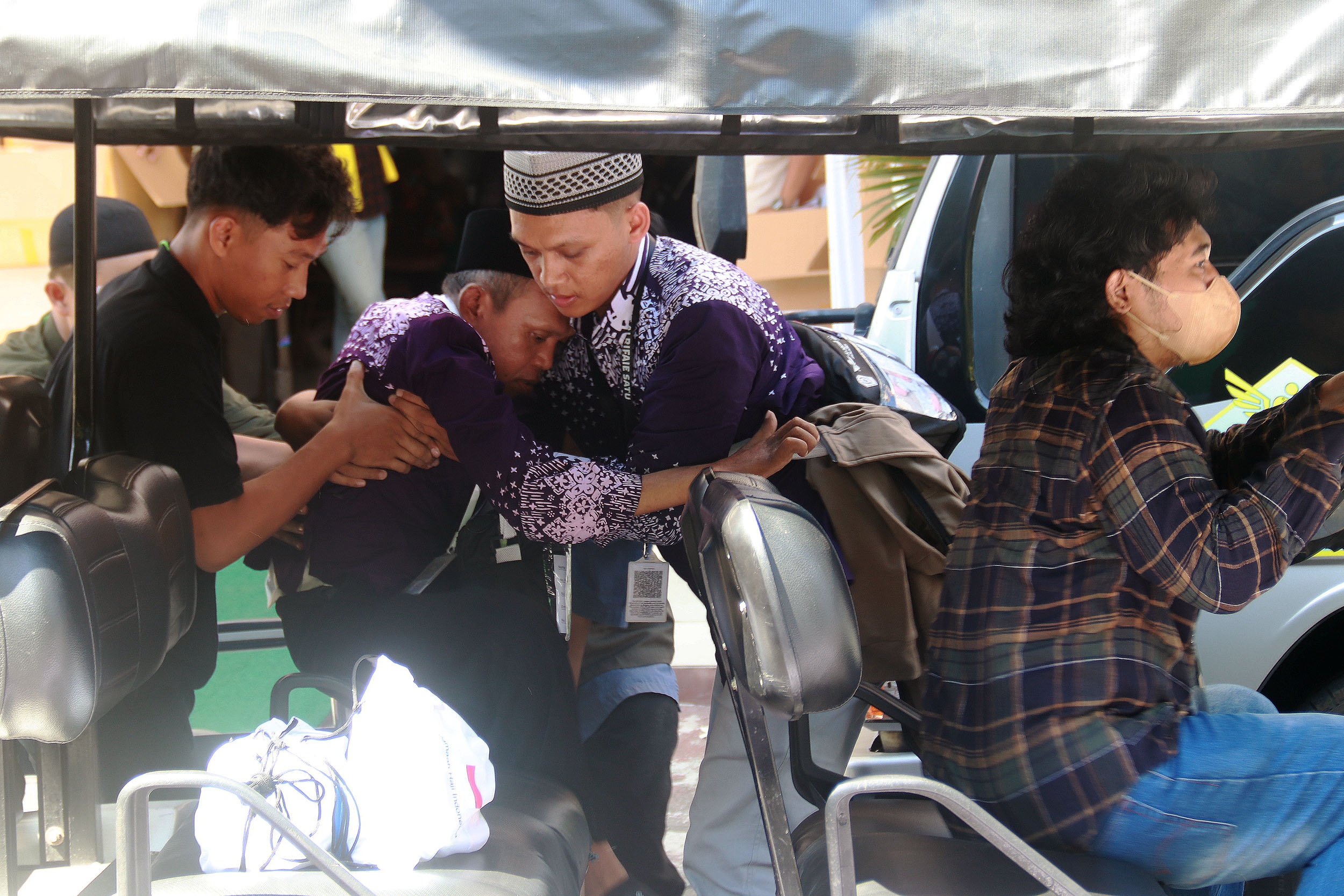 Calon jemaah haji (CJH) lansia mendapat layanan khusus saat masuk ke Asrama Haji Sukolilo, Surabaya (ANDY SATRIA/RADAR SURABAYA).