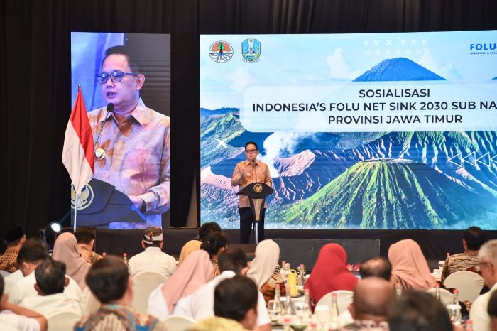 STRATEGIS: Pj Gubernur Jatim Adhy Karyono saat berbicara di Sosialisasi Indonesia