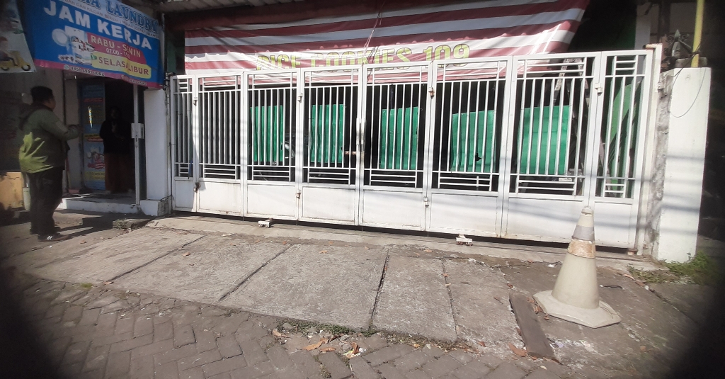 Lokasi terakhir motor Honda Beat nopol W 4469 NM korban diparkir di depan rumah Jalan Ketintang Madya, Surabaya (MAHRUS/RADAR SURABAYA).