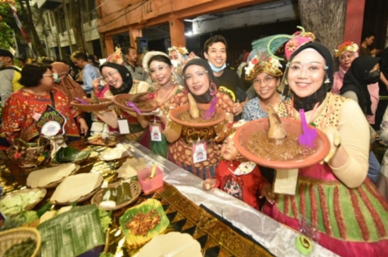 Salah satu kelompok peserta Festival Rujak Uleg tahun lalu di Jalan Kembang Jepun (DOK).