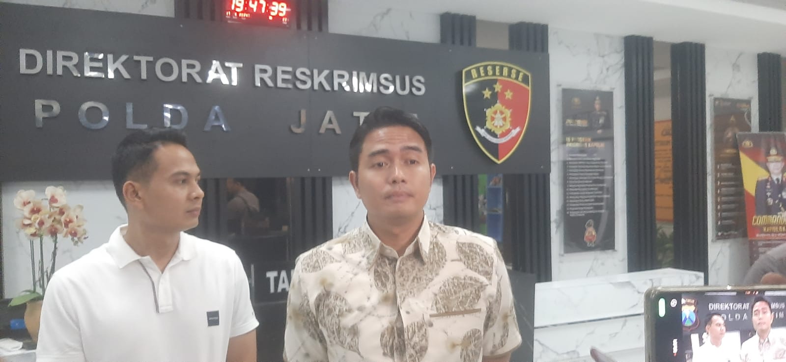 Kasubdit V Siber Ditreskrimsus Polda Jawa Timur AKBP Charles P Tampubolon memberi keterangan kepada pers (Mahrus/Radar Surabaya).