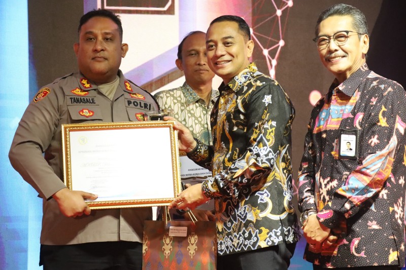 SINERGI: Kapolres Pelabuhan Tanjung Perak AKBP William Cornelis Tanasale menerima penghargaan yang diserahkan Wali Kota Surabaya Eri Cahyadi, Jumat (17/5).