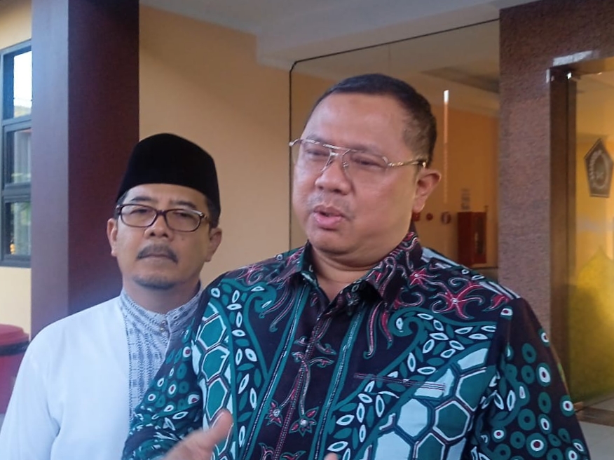 Direktur Pelayanan Haji Dalam Negeri, Direktor Jenderal Penyelenggaraan Haji dan Umrah Kementerian Agama RI Saiful Mujab memberi keterangan pers di Surabaya (RAHMAT SUDRAJAT/RADAR SURABAYA).