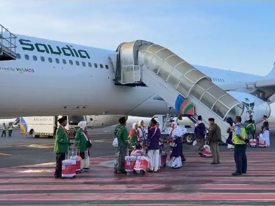 Pesawat Saudi Arabian Airlines saat melayani penerbangan haji di Bandara Juanda Surabaya.