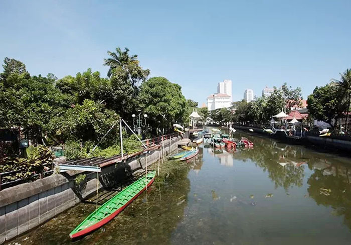 Wisata perahu di Kalimas Surabaya.