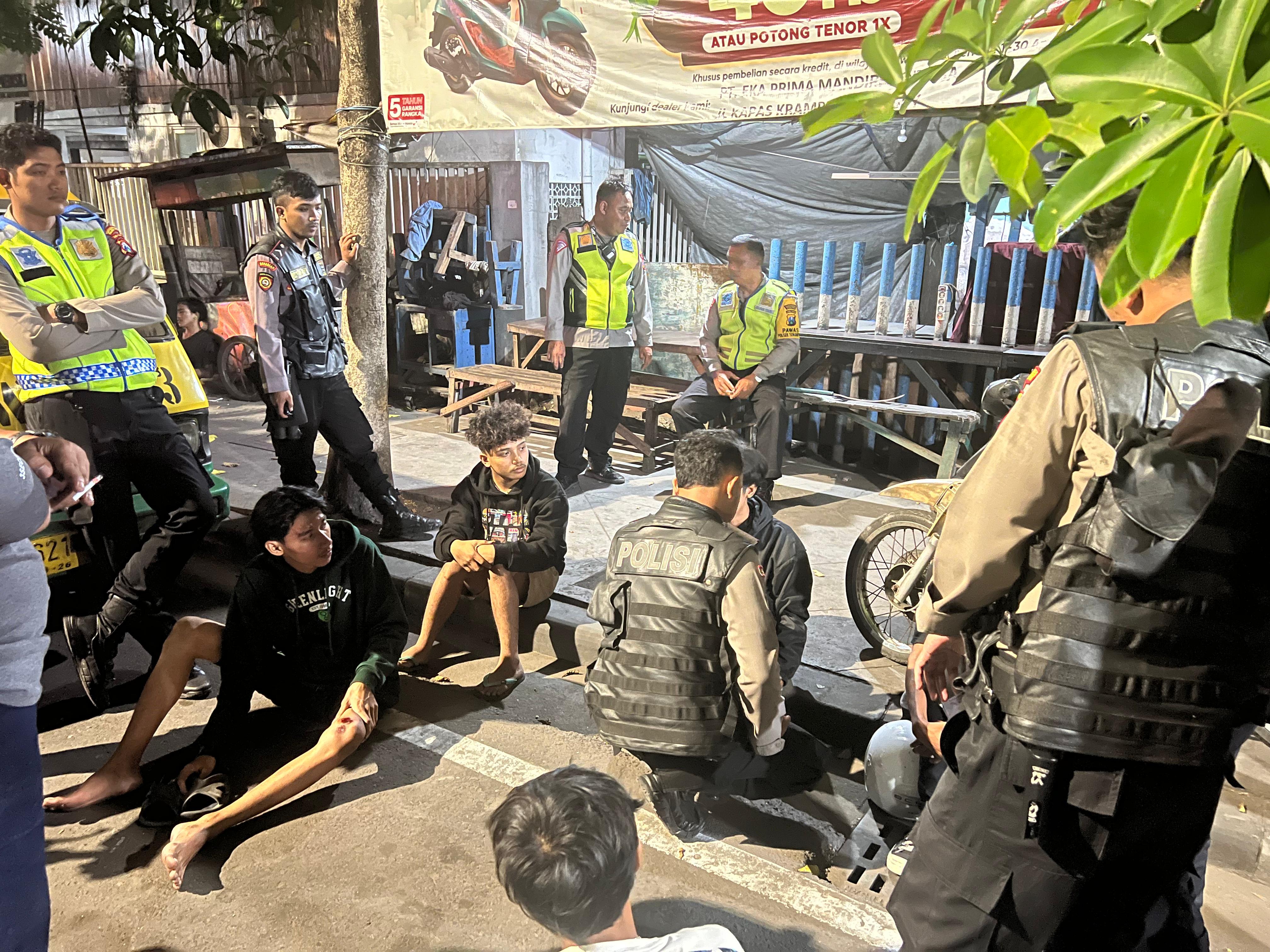 Kelompok remaja diamankan Tim Respatti saat hendak tawuran. Polisi Temukan celurit kecil dari tersangka (ist).