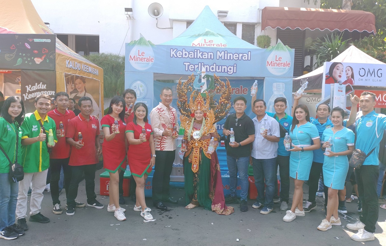KEBAIKAN MINERAL TERLINDUNGI: Stan Le Minerale di Festival Rujak Uleg yang ada di sisi timur Balai Kota.