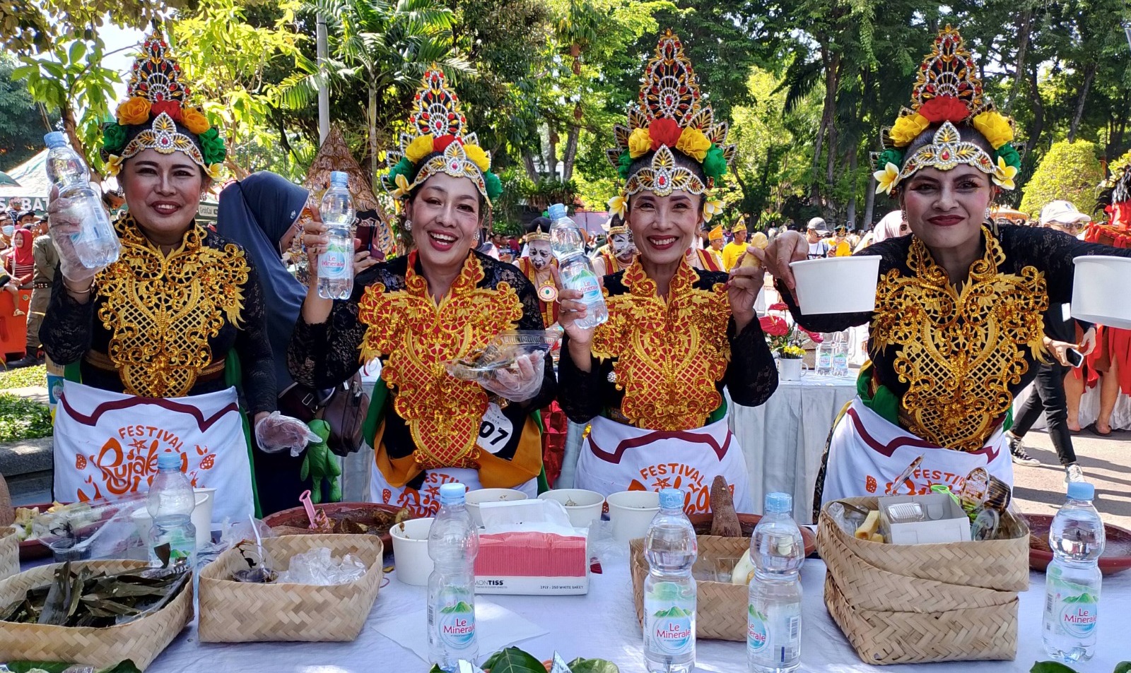 DIBAGIKAN: Air minum Le Minerale tersedia di setiap meja peserta Festival Rujak Uleg.