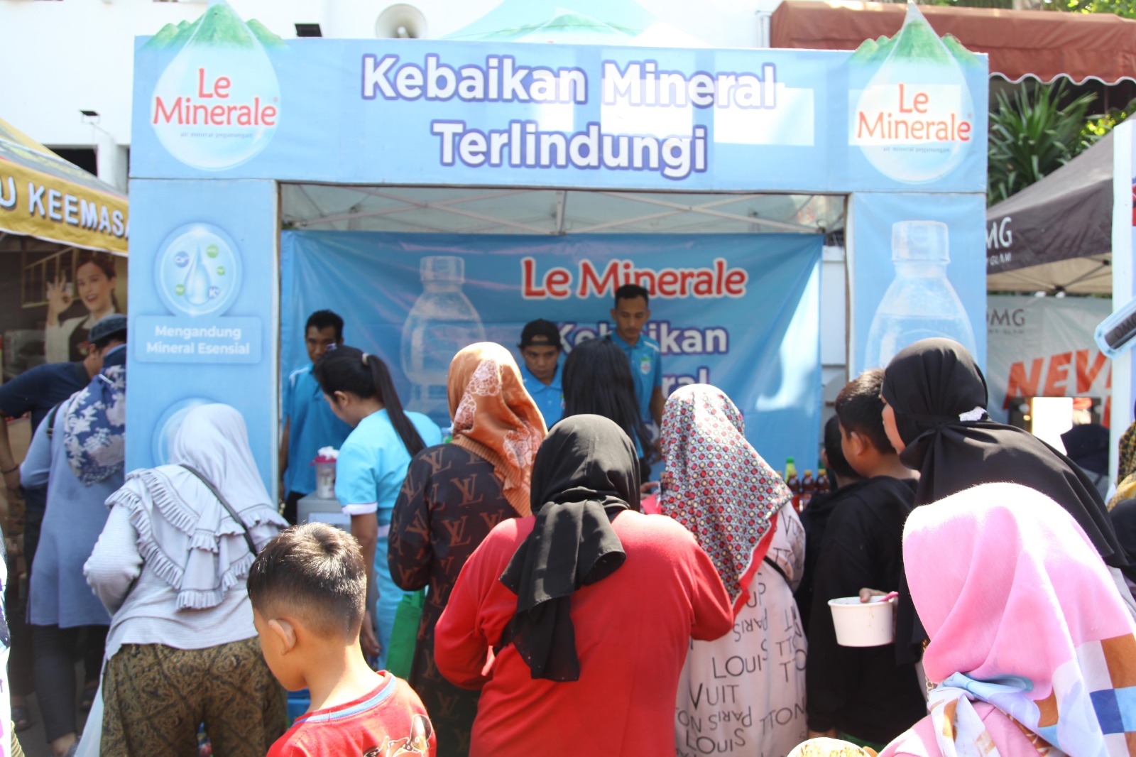 JADI PILIHAN: Stan Le Minerale di Festival Rujak Uleg diserbu warga.