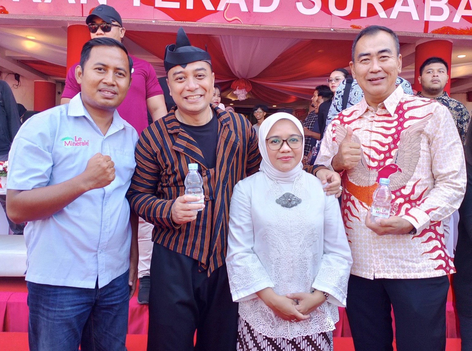 DUKUNG PROGRAM PEMKOT SURABAYA: GRFPM Jatim, Jateng, Bali Nusra, Hery Budijarto (kanan) dan AFPS Surabaya Moh Kholil (kiri) bersama Wali Kota Surabaya Eri Cahyadi.