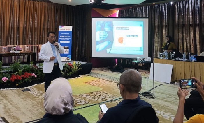 PRESENTASI: Ketua Perhimpunan Dokter Umum Indonesia (PDUI) Jatim Dr. dr. Ade Armada Sutedja, SH., MHKes., M.KP menjelaskan mengenai pentingnya alat pengukur tekanan darah di rumah. (ANDY S/RADAR SBY)