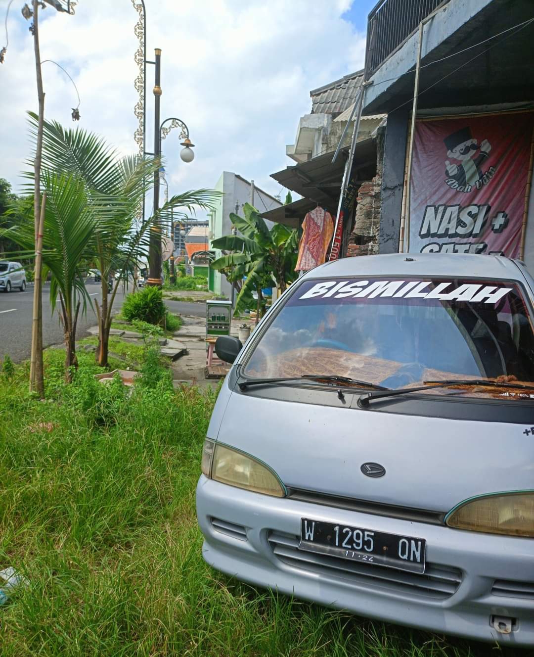 Mobil Daihatsu Espas sebelum dicuri bandit di Jalan Gunung Anyar Lor, Surabaya (IST).