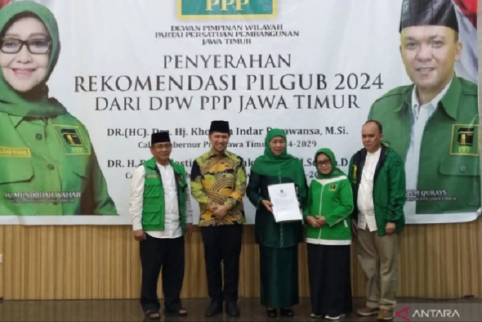 REKOM: Bakal Calon Gubernur dan Wakil Gubernur Jatim Khofifah Indar Parawansa-Emil Elestianto Dardak bersama Ketua DPW PPP setempat Mundjidah Wahab saat penyerahan rekomendasi Pilkada 2024. (ANTARA)