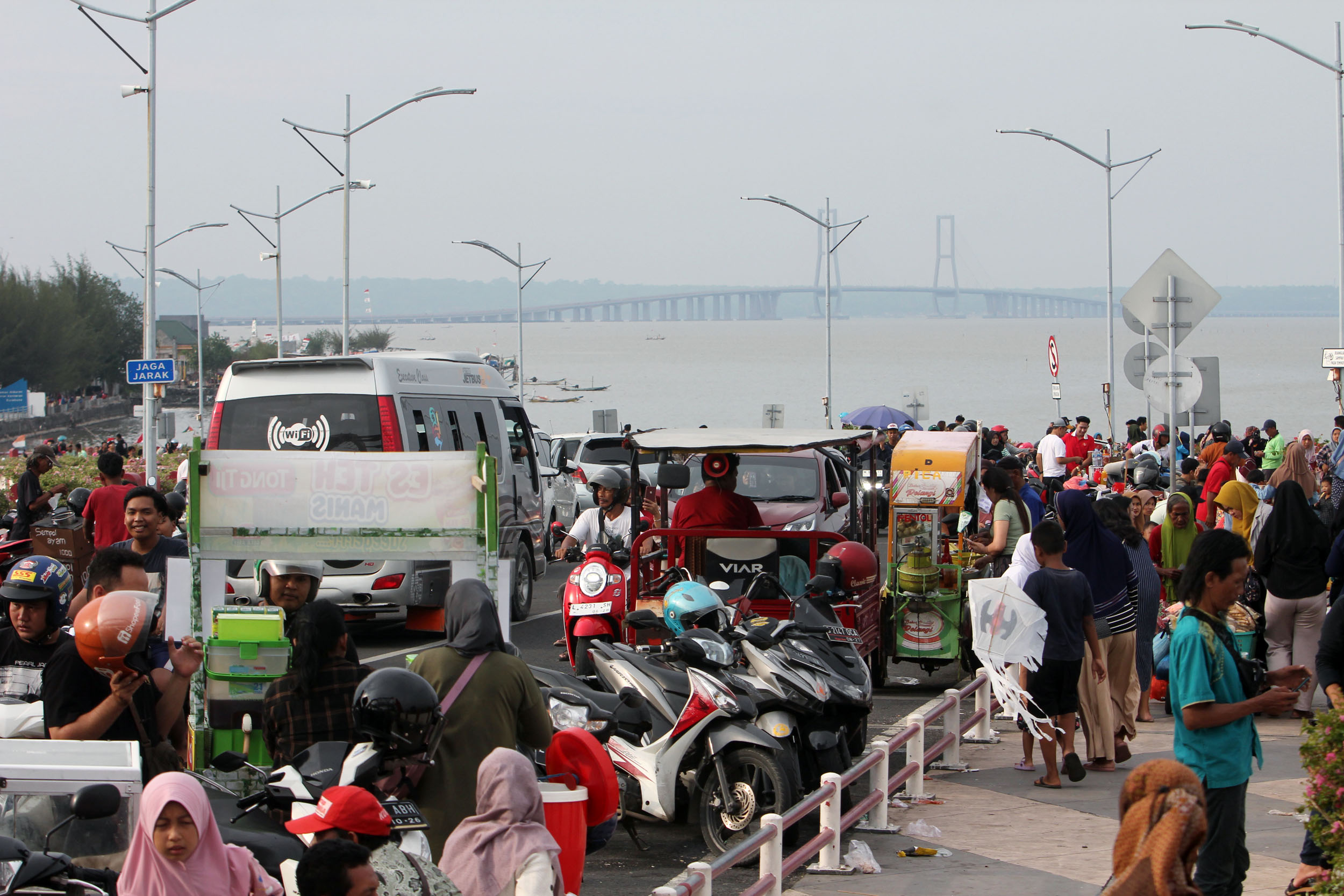 Kawasan Jembatan Suroboyo, Kenjeran, jadi tempat festival tepi pantai (ANDY SATRIA/RADAR SURABAYA).