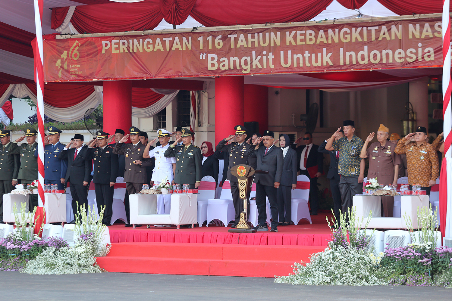 BANGKIT UNTUK INDONESIA EMAS: Wakil Wali Kota Surabaya Armudji saat menjadi pembina upacara peringatan Hari Kebangkitan Nasional di halaman Balai Kota Surabaya, Senin (20/5).