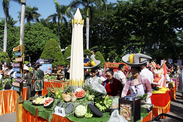 KREATIF: Kemeriahaan pelaksanaan Festival Rujak Uleg dalam rangka HJKS ke-731 yang dihelat di Taman Surya Balai Kota Surabaya, Minggu (19/5). (SURYANTO/RADAR SURABAYA)