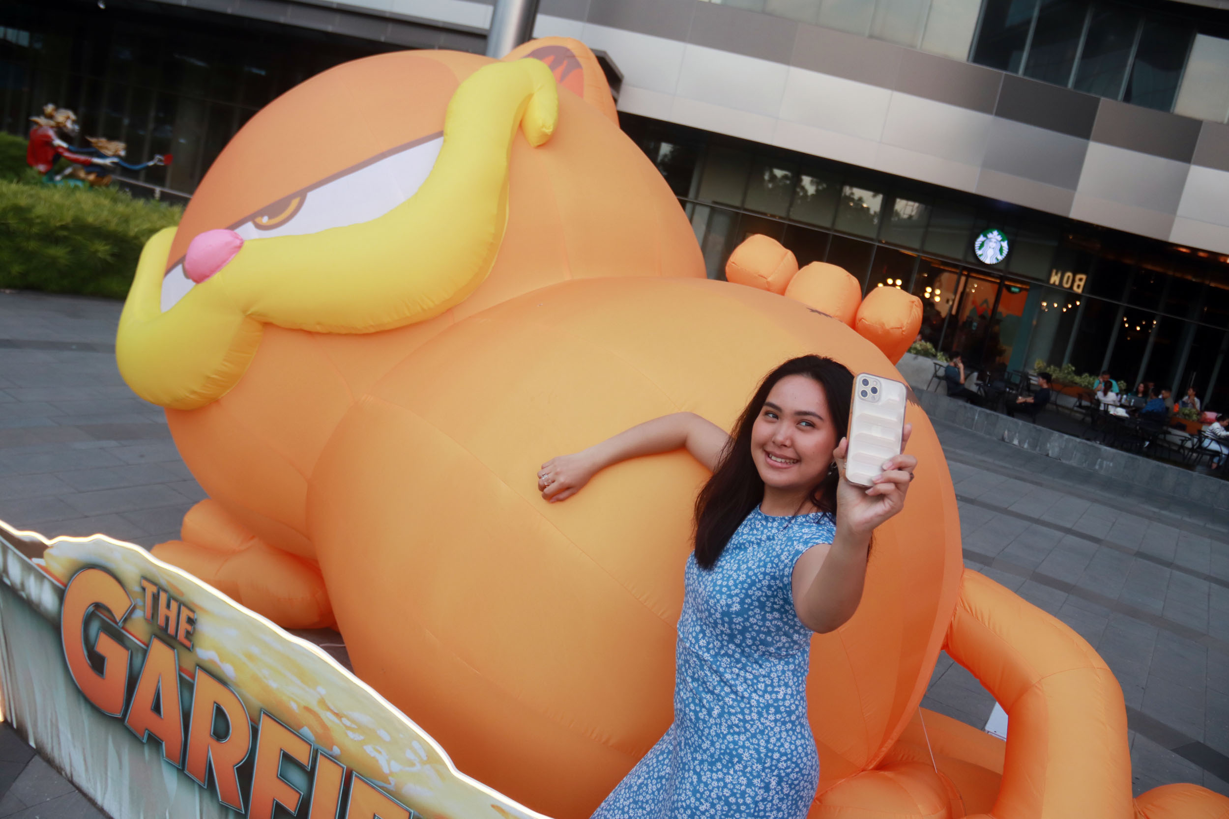 KARAKTER KARTUN POPULER: The Garfield Installation di Outdoor Park Ciputra World Surabaya bisa dijadikan latar berswafoto.