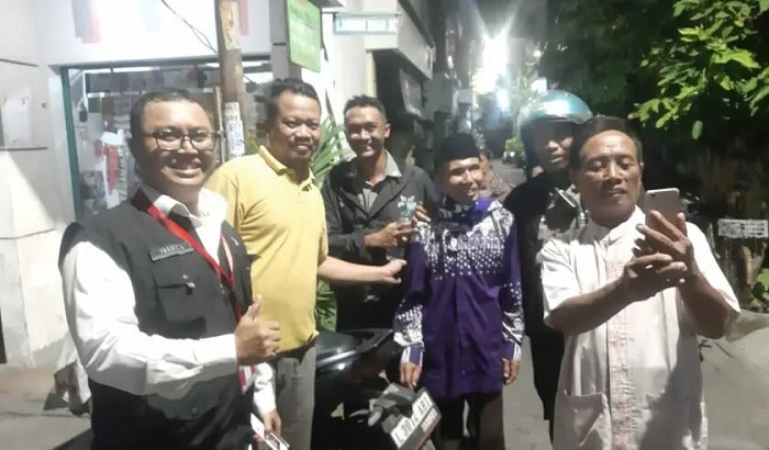KETEMU: Petugas PPIH Embarkasi Surabaya saat menemukan Sakir, CJH kloter 40 asal Jember (baju ungu), yang hilang setelah keluar Asrama Haji dan berjalan 5 km di kawasan Lebak Indah, Surabaya. (IST)