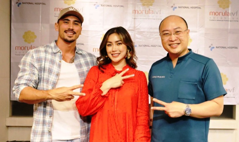 BABY DRAGON: Jedar didampingi suami Vincent Verhaag dan dr. Benediktus Arifin, MPH, SpOG(K), FICS, sebagai dokter Morula IVF Surabaya yang turut mendampingi sejak awal perjalanan pasangan ini.