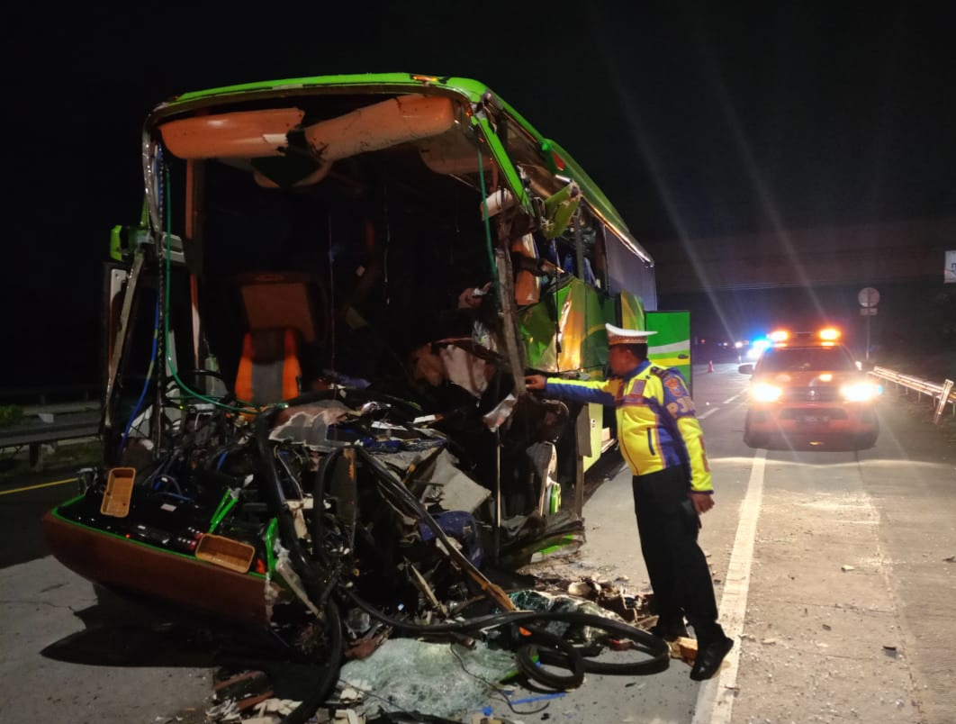 Bus Bimario yang membawa rombongan study tour SMP PGRI 1 Wonosari, Malang, rusak parah seusai menabrak truk di Tol Jombang-Mojokerto, Selasa (21/5) - IST