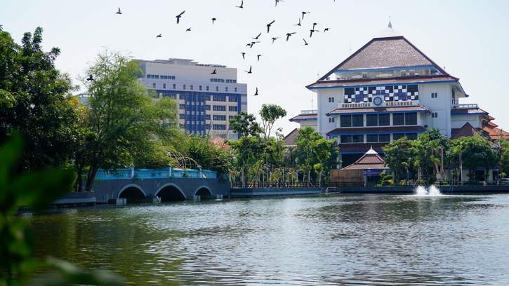 TENANG: Universitas Airlangga tahun ini memilih tidak menaikkan uang kuliah tunggal (UKT). (IST)