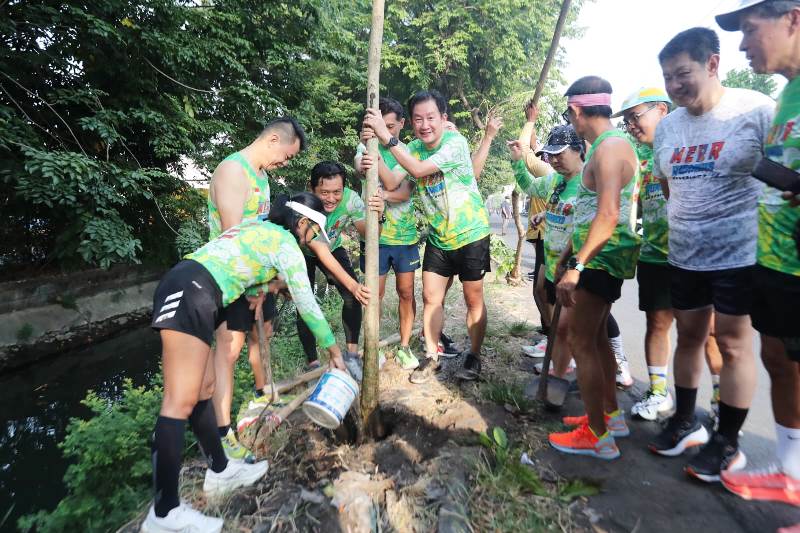 Penanaman pohon tabebuya oleh member MERR Runners yang didukung oleh DLH Kota Surabaya.