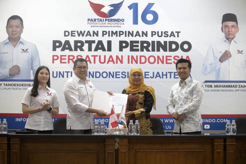 Ketua Umum DPP Partai Perindo, Hary Tanoesoedibjo dan Wakil Ketua Umum Angela Tanoesoedibjo menyerahkan surat dukungan ke Khofifah Indar Parawansa dan Emil Dardak di Kantor DPP Partai Perindo.