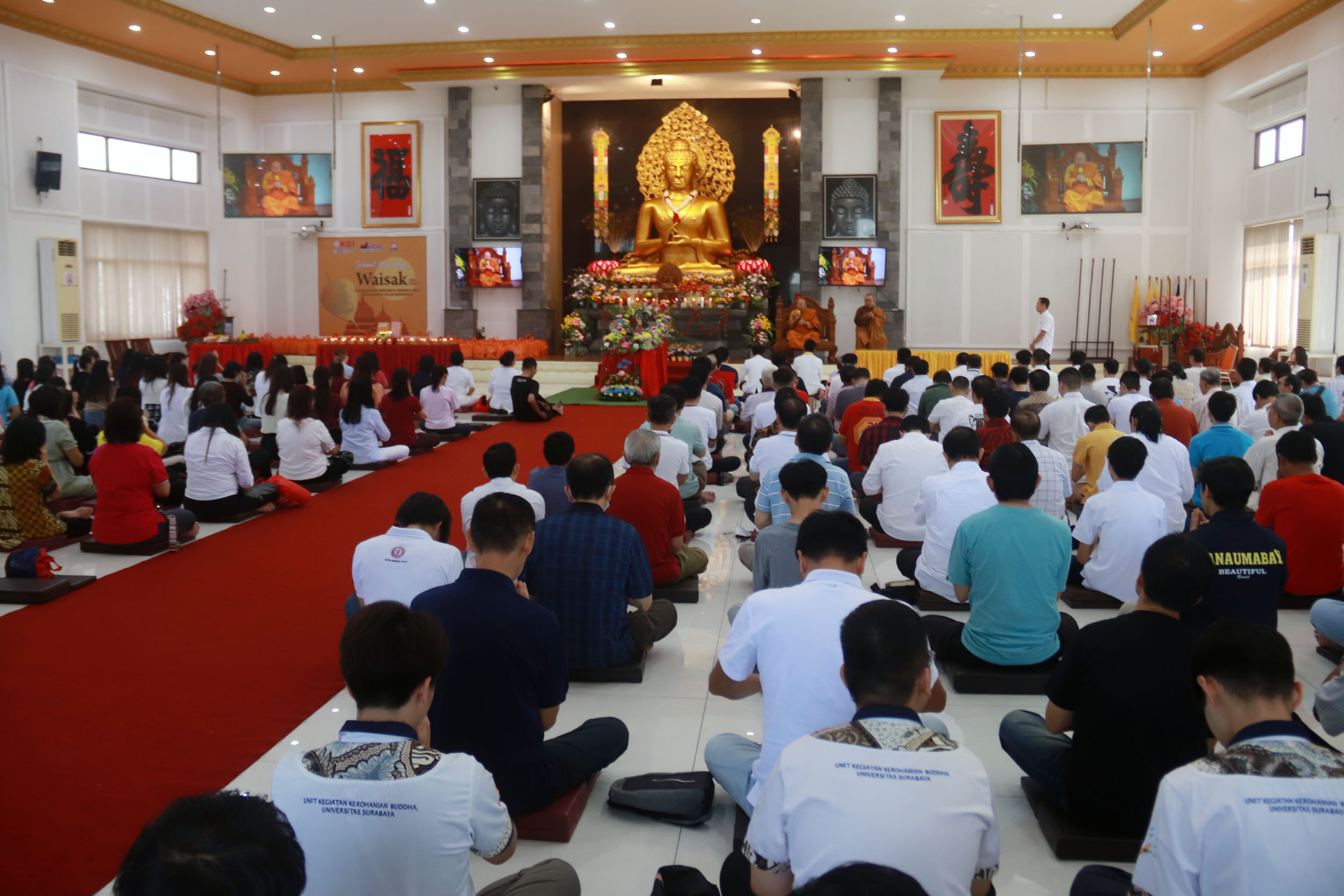 Umat Buddha mengikuti persembahyangan dalam perayaan Hari Trisuci Waisak 2568 BE di Wihara Buddhayana  Dharmawira Centre, Surabaya, Kamis (23/5). ANDY SATRIA/RADAR SURABAYA
