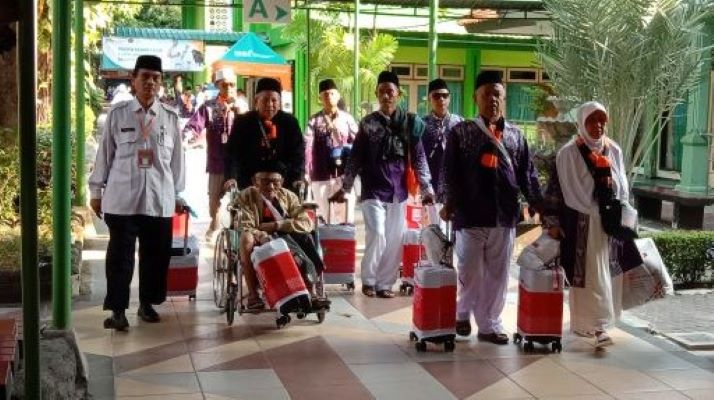 BERANGKAT KE MADINAH: CJH Embarkasi Surabaya diberangkatkan dari Asrama Haji Embarkasi Surabaya menuju ke Bandara Juanda untuk diterbangkan ke Madinah pada gelombang pertama. (RAHMAT S/RADAR SURABAYA)