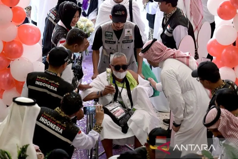 Seorang calon haji Indonesia dengan kursi roda tiba di hotel, Makkah, Arab Saudi, Senin (20/5/2024).