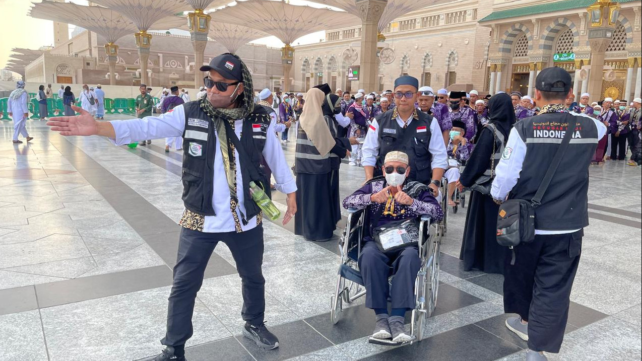 SABAR: Petugas Sektor Khusus Nabawi saat melayani jemaah haji Indonesia. (IST)