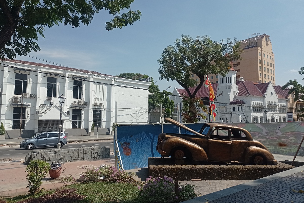 PENGINGAT MASA LALU: Replika mobil AWS Mallaby terpajang di area Taman Sejarah, Jalan Rajawali, Surabaya.