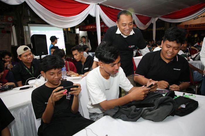 BAHAGIA: Wali Kota Surabaya Eri Cahyadi saat membuka gelaran Surabaya Pesta Pora di THP Kenjeran, Surabaya, Selasa malam (21/5). (SURYANTO/RADAR SURABAYA)