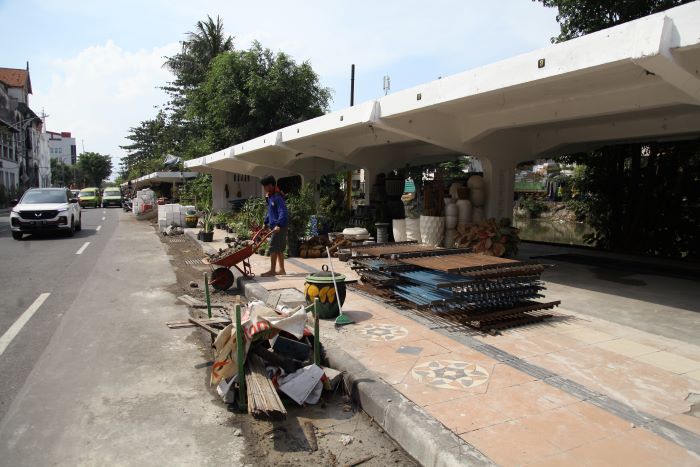 DIKEBUT: Halte trem di kawasan Jembatan Merah dikebut pembangunannya. Kawasan ini nantinya akan mejadi tempat jualan makanan, minuman hingga tanaman. (SURYANTO/RADAR SURABAYA)