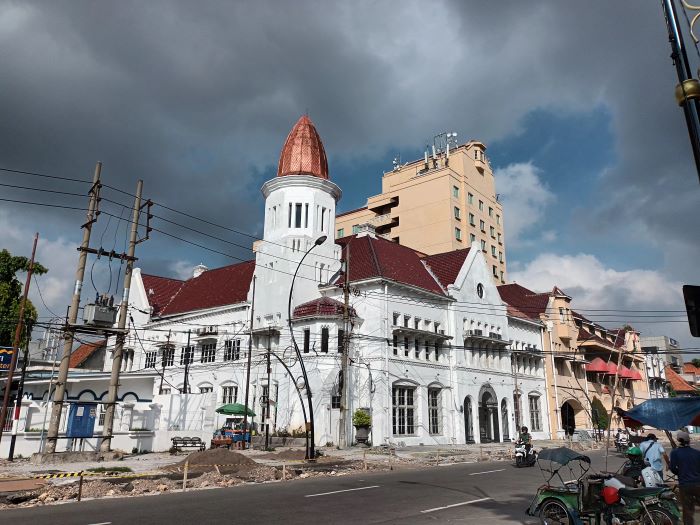 KOKOH: Salah satu sudut zona Eropa di kawasan kota lama Surabaya. Saat ini Pemkot Surabaya sedang gencar merenovasi kawasan ini. (NOFILAWATI ANISA/RADAR SURABAYA