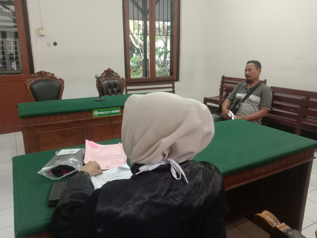 Saksi Agus Prianto memberi keterangan di persidangan perkara pencurian burung kenari (Fajar/Radar Surabaya).